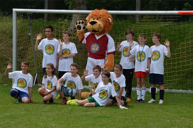 Maskottchen Lenny und das Team1 mit Kindern aus Oberösterreich.