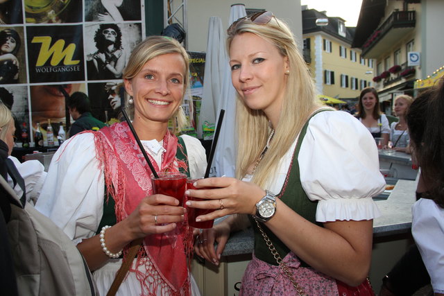 Einen Erdbeer-Cocktail bevorzugten beim Dorffest Corinna und Petra.