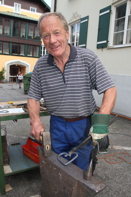 Einblicke in seinen erlernten Beruf Kunstschlosser gewährte Ewald Stöckl beim Dorffest in St. Gilgen.