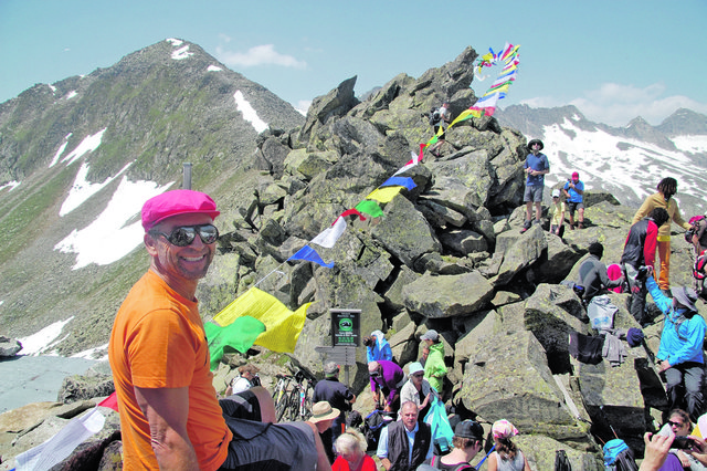 Eine Impression  von einer der Friedenswanderungen über den Krimmler Tauern. Vorne: Hans Nerbl aus Saalfelden. | Foto: Archiv / Franz Brinek