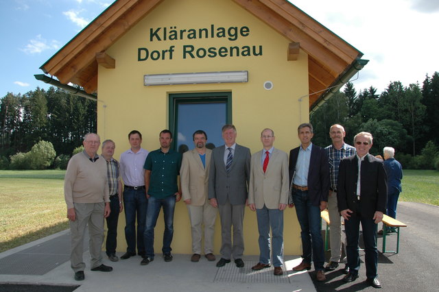 Eröffnung der Abwasserbeseitigungsanlage Dorf Rosenau (v. li.): Ortsvorsteher Ernst Huber, Kläranlagen-Betriebsleiter Norbert Bernhart, Ing. Markus Prinz (Planungsbüro Henninger & Partner), Ing. Rainer Lugauer (Bauamt), Stadtrat Ing. Ewald Gärber, Bürgermeister Herbert Prinz, Bezirkshauptmann-Stellvertreter Dr. Josef Schnabl, Prokurist Ing. Gerald Rössl (Fa. Swietelsky) und die Stadträte Franz Groschan und Johann Krapfenbauer. | Foto: Stadtgemeinde Zwettl
