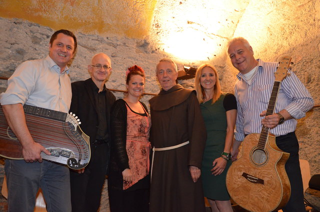 Thomas Mühlbacher, Reinhard Prinz (Kulturamt Schwaz), Verena Hellweger (Sparkasse Schwaz) Pater Felix Gradl, Sylvia Hauser (Sparkasse Schwaz) und Ingo Salficky | Foto: Sparkasse