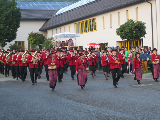 Die 63 Musiker der MK Tiefgraben marschierten in Zell am Pettenfirst zur Auszeichnung.
