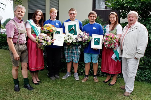 Blumenkönigin Julia Gaulhofer (2.v.r.) und Blumenprinzessin Lena-Marie Zottler (2.v.l.) sowie LAK-Präsident Christian Mandl (li.) und Vizepräsident Gerhard Kleinhofer (re.) gratulierten dem Siegertrio beim 22. Steirischen Junggärtnerwettbewerb: Christina Polzhofer, Alexander Arbesleitner und Martin Weicher (v.l.n.r.). | Foto: LAK/Gerald Schieder