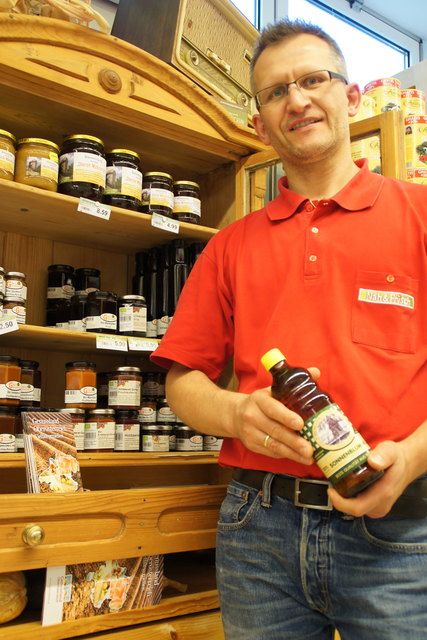Gerhard Gierlinger bietet eine große Auswahl regionaler, biologische Produkte in seinem Geschäft an.