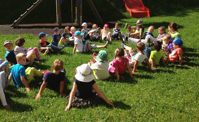 Im Kindergarten Steinach lernten die Kinder Übungen für die Wirbelsäule.
