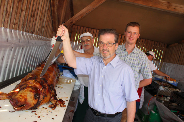 Bgm. Engelbert Huber beim Spanferkelgrillen mit Hausherr Peter Bäuchel in Mooskirchen. | Foto: Cescutti