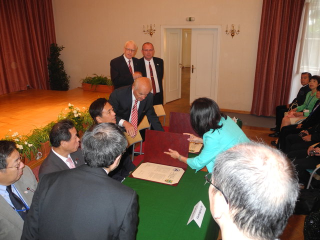 BV Tiller und Bürgermeister Nobtu Hosaka bei der Unterzeichnung des Schwesternabkommens
