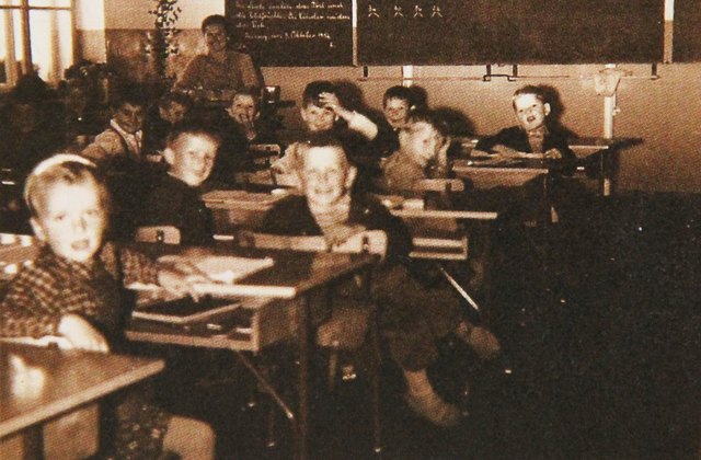 In Pisweg besuchte Jack Unterweger (am Bild hinten mit erhobener Hand) bis zur Mitte der zweiten Klasse die Volksschule | Foto: Pugganig/Repro