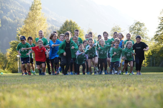 Die Kids vom Schwarzacher Tri & Run-Sportverein wollen das Bezirksblatt-Team im Wasser und am Asphalt alt aussehen lassen. | Foto: BB Archiv