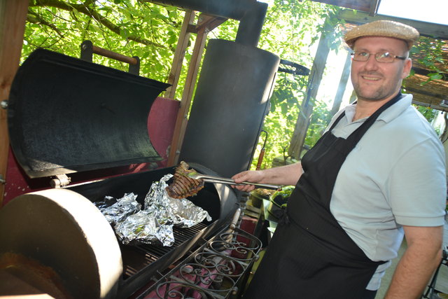Grilltrainer Markus Traxler und sein selbstgebauter Smoker sind ein Herz und eine Grill-Seele.
