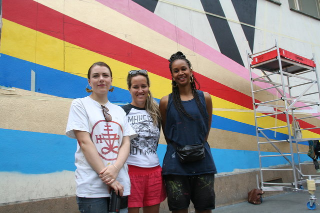 Emily Evans, Katrin-Sophie Dworczak und Lakwena Maciver (v.l.) vor dem Kunstwerk, das noch in Arbeit ist.