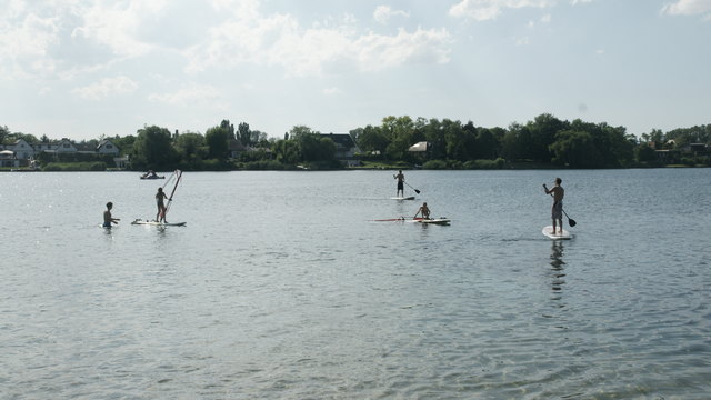 Stand-Up-Paddeln und erste Windsurf-Versuche am Neufelder See