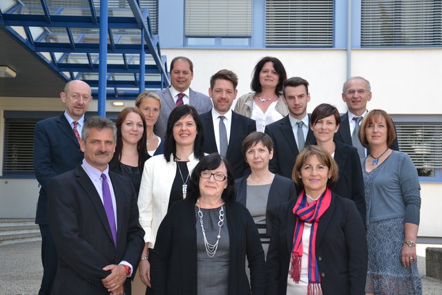 die ProfessorInnen mit der Direktorin HR Mag. Helene Schütz-Fatalin, Studienkoordinator Prof. Mag. Norbert Liebentritt und der Vorsitzenden Dir. Mag. Emilie Toppel. | Foto: Foto: BHAK