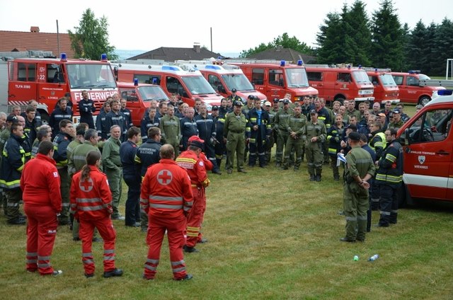 Weit über 100 Mitglieder von Rettung, Feuerwehr, Hundebrigade und Polizei beteiligten sich an der Suche. | Foto: BFK Waidhofen/Thaya - Stefan Mayer