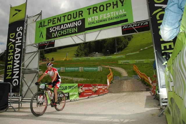 Zieleinlauf von Johannes Körrer in Schladming nach 4 Etappen mit einer Gesamtzeit von 12 Stunden 13 Minuten und 26 Sekunden!