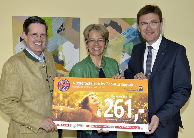 GF Niederösterreich Werbung Christoph Madl, Tourismuslandesrätin Petra Bohuslav und SPAR-GF Alois Huber. | Foto: SPAR