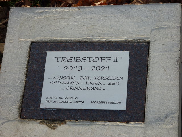 Interessant: der Gedenkstein von Schülern im Pötzleinsdorfer Schlosspark.