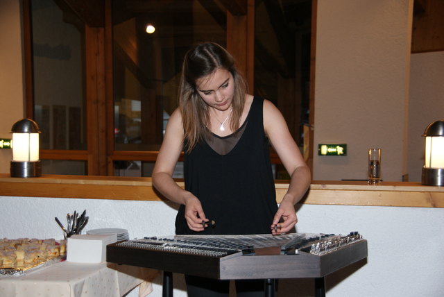 Eva Zottele sorgte für die musikalische Umrahmung der Vernissage.