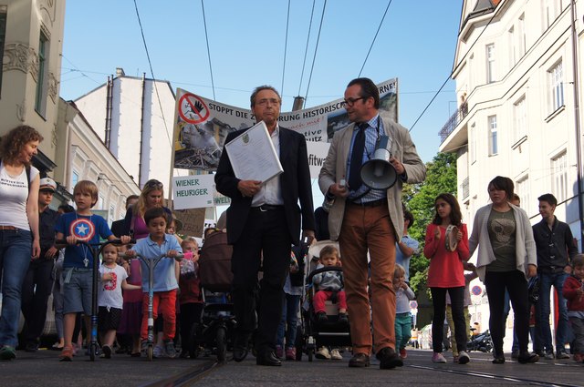 Rainer Balduin (li) und Markus Seiller führen den Protestmarsch zum Bezirksamt in die Gatterburggasse an.