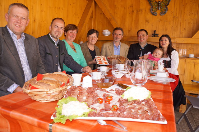 Zu Gast bei Fam. Fritz (v.l.): Bezirks-Obm. Schweigl, LK-Präs. Hechenberger, Landes- u. Bezirksbäuerin Schiffmann u. Kranebitter, LK-Dir. Norz.