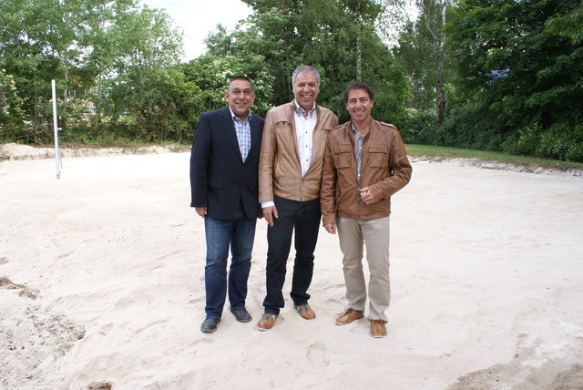 Der Beachvolleyballplatz ist Teil der Sport- und Begegnungsstätte: Bürgerbüro-Abteilungsleiter Ewald Lerch, Sportstadtrat Franz Eder und Immobillien-Abteilungsleiter Gerhard Klocker (von links)