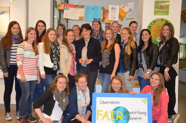 Die 3.A.der HBLW betreibt mit Projektleiterin Waltraud Galle nicht nur den Fairtrade-Laden in der Schule, sie hat auch eine „faire“ Zeitung produziert. 
Foto: Robert Kalss