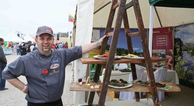 Hat leicht lachen: Christoph Gollenz weiß genau, worauf es beim Grillen ankommt.