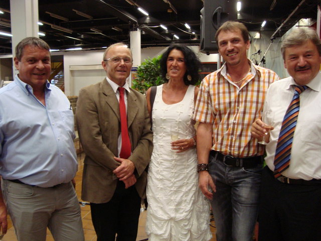 Reinhard Lauterbach, Erwin Wiesbauer vom Absolventenverein, Gabi Nimmerfall, Ferdinand Steinhuber und Abteilungsvorstand Reinhard Mayr (v.li.) beim alljährlichen Treffen der Matura-JubilarInnen der HTL Wels.