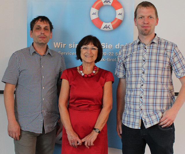 v.l.n.r.: Mag. Michal Bloch, Mag. Rita Ostermann, Leiterin der AK Bücherei Innsbruck, mit Bezirkskammerleiter Mag. Gregor Prantl.