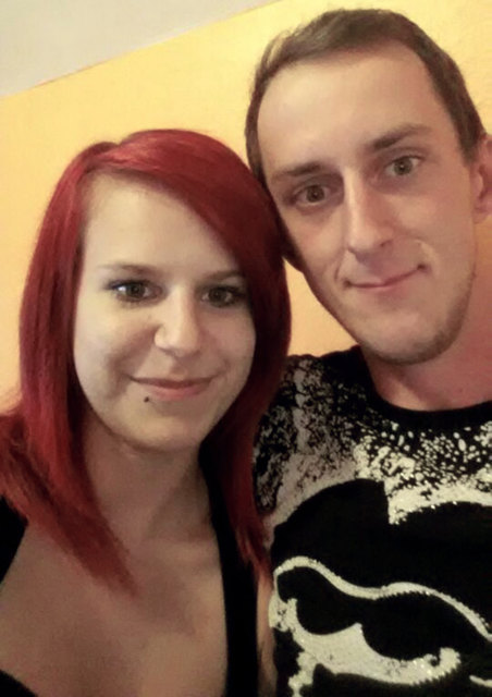 Jessi Sucher und ihr Dominik Bauer schauen gemeinsam. | Foto: privat