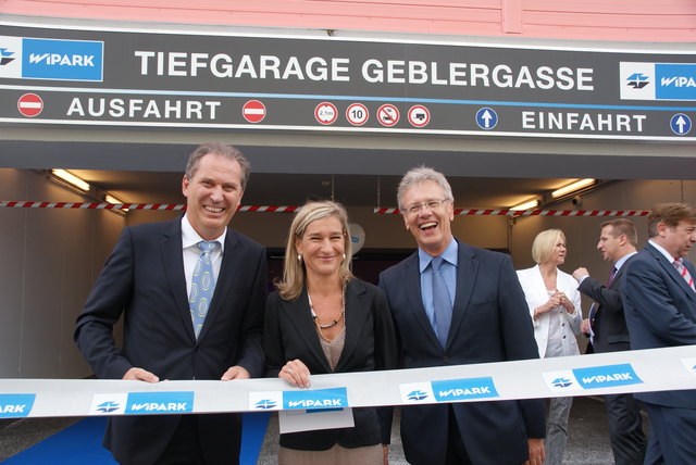 Manner-Finanzvorstand Albin Hahn und die Wipark-Geschäftsführer Monika Unterholzner und Werner Böhm (v.r.) vor der Garage Geblergasse.