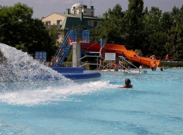 Das Döblinger Sommerbad auf der Hohen Warte hat den Sommer über offen.
