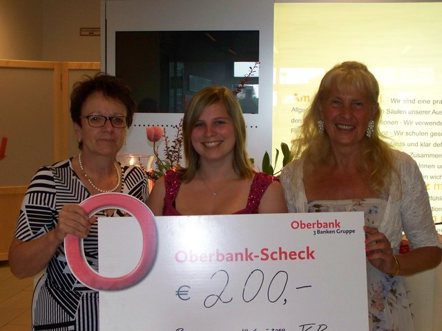 Die Absolventen der 5D der HLW Braunau spenden 200 Euro an ein Projekt von UNICEF Österreich.
