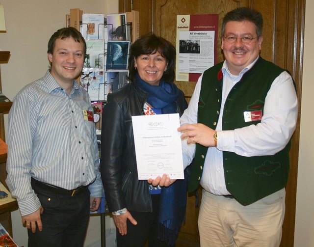 Umweltbeauftragter Markus Gerhartinger, Wirtschaftsleiterin Susanne Benold und Direktor Franz Knittelfelder freuen sich über den Erfolg und die neue Ö-cert Urkunde.
