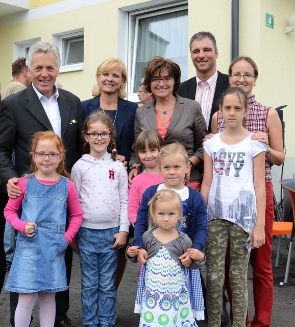 Vor dem Haus der Amica Jugendbetreuung: Kinder mit Bgm. Herbert Gaggl, Brigitte Ofner, LH-Stv. Beate Prettner, BH Johannes Leitner und Gabriela Ulram