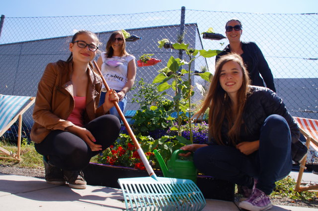 Die Streetworkerinnen Patricia Krahbichler und Iris Brandstetter mit Tamara und Jennifer.