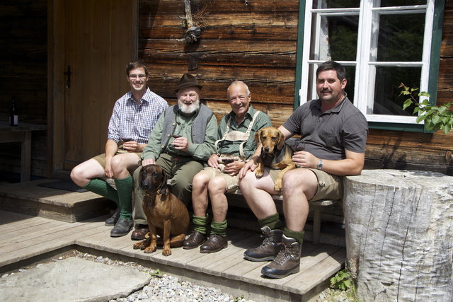 Wenn alle beisammen sind, ist es für Rupert Zückert (3.v.l.) am schönsten – vor der
Jagdhütte mit seinem ehemaligen Berufsjäger Willi Neuhauser (2.v.l.), dem aktiven
Berufsjäger Roman Lengauer (4.v.l.) und seinem Lehrling Sebastian Fraidl (1.v.l.)