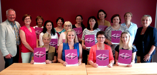 Elisabeth Gruber (Lehrgangsleiterin), Manuela Putz (Ärztliche Leiterin), Johann Schöberl (Fachtrainer für Hygiene) und Elisabeth Damberger (Kursorganisaion) freuen sich über die frisch gebackenen Ordinationsgehilfinnen.