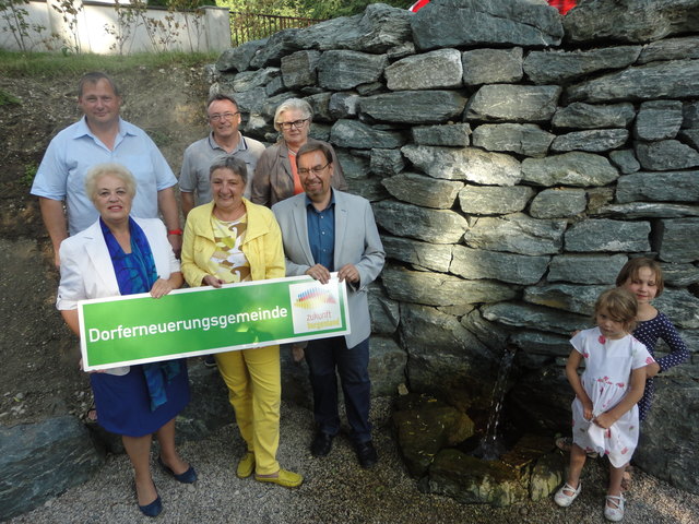 Landesrätin Verena Dunst,  Bgm BR Inge Posch-Gruska,  Ing. Misar Wolfgang -
Obmann Verein Hirm 2020, Vizebgm. Ernst Mörz, Weigel Gernot - Verein Hirm
2020, Dr. Susanna Steiger-Moser - Historikerin, am Wasser Magdalena Wöhl,
Kiss Chiara | Foto: Gemeinde Hirm