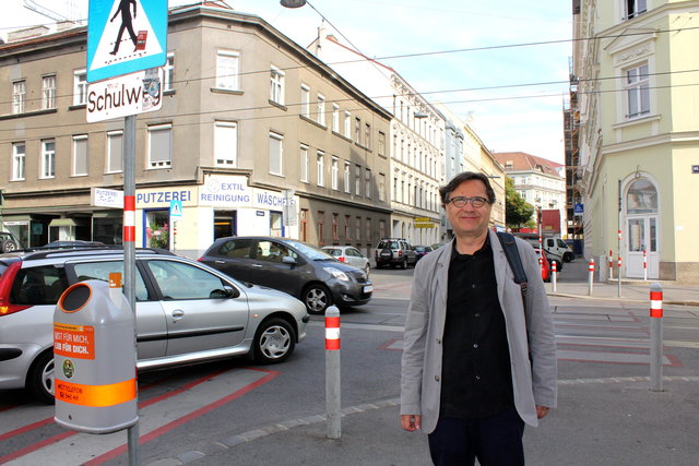 Werner Kantner an der Kreuzung Beingasse/ Märzstraße: Ungestörte Nachtruhe gibt es hier selten.