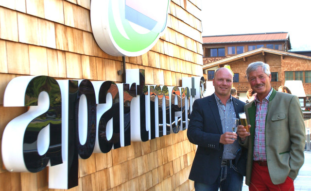 Florian Schennach (li) mit WB-Bezirksobmann Peter Müller.