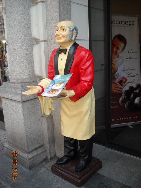 heutzutage betteln sogar schon Plastik-Figuren auf der Landstraße ! wo bleibt hier die Stadtpolitik !