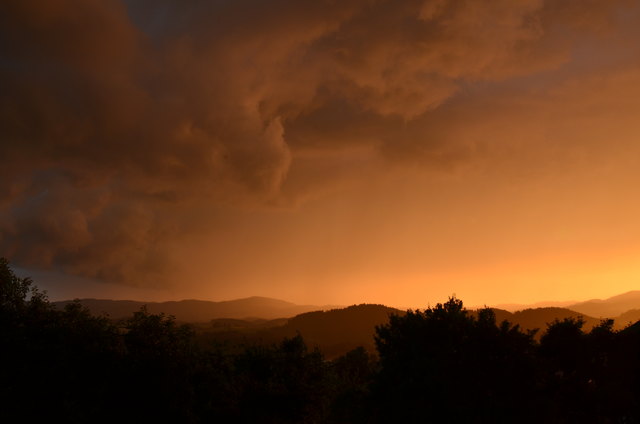 Diese bedrohlich wirkenden Gewitterwolken zogen am Abend des 25.Juni über Rohrbach, aber die nach-folgende Sonne verwandelte den Himmel schnell wiederi in sanftes Abendrot.