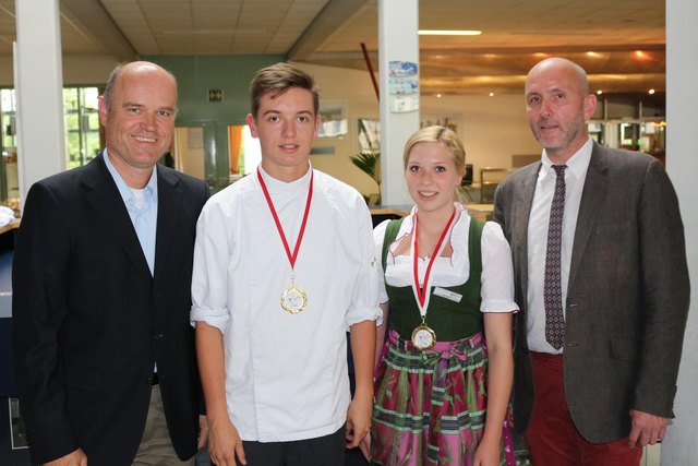 vida-Landesgeschäftsführer Thomas Berger (r.) und Rudi Obauer (l.) gratulierten Michael Pietschnig und Franziska Kaltner. | Foto: ÖGB Salzburg