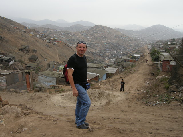 Hans Gruber beim ersten Besuchs der Slums in Lima