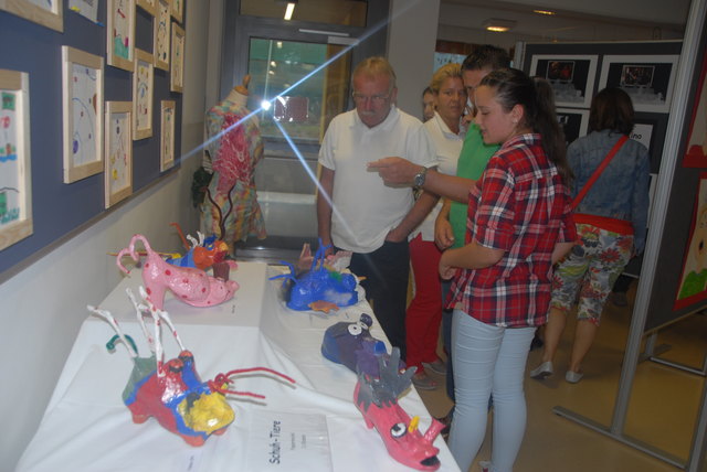 Reges Interesse der Eltern und Besucher dieser Schülerausstellung in der Hauptschule