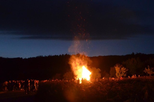Sonnwendfeuer in Treffling