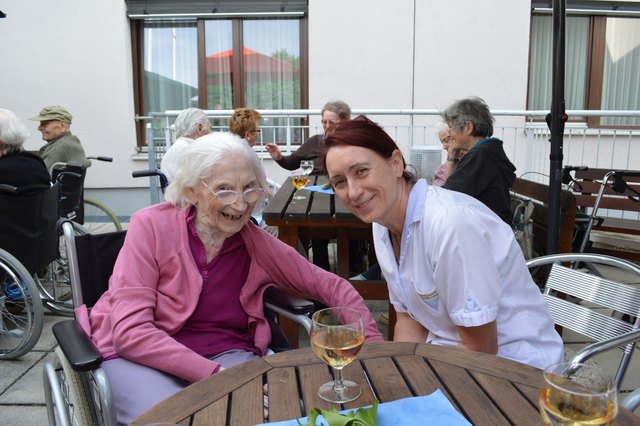 Frau Sailer mit Pflegerin Christa