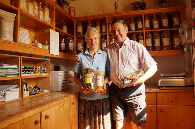 Maria und Rudolf Bamberger in ihrem Verkaufsladen in St. Georgen.